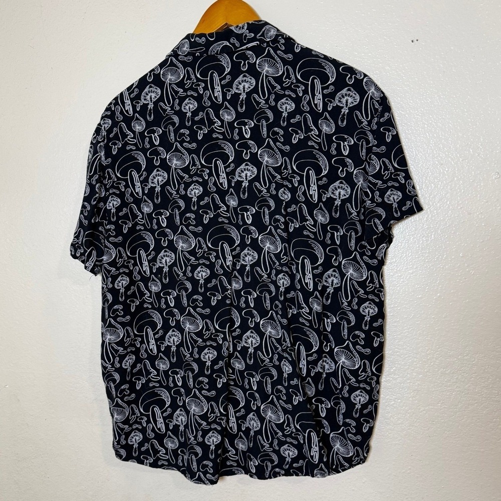 Hot Topic Men Shirt Black White L Mushroom Short Sleeve Camp Button Up Novelty - Picture 6 of 9